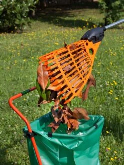 Magic Fly® Leaf Rake -Nature's Yard Sales Store 3 4 crop 8611047 05V tif