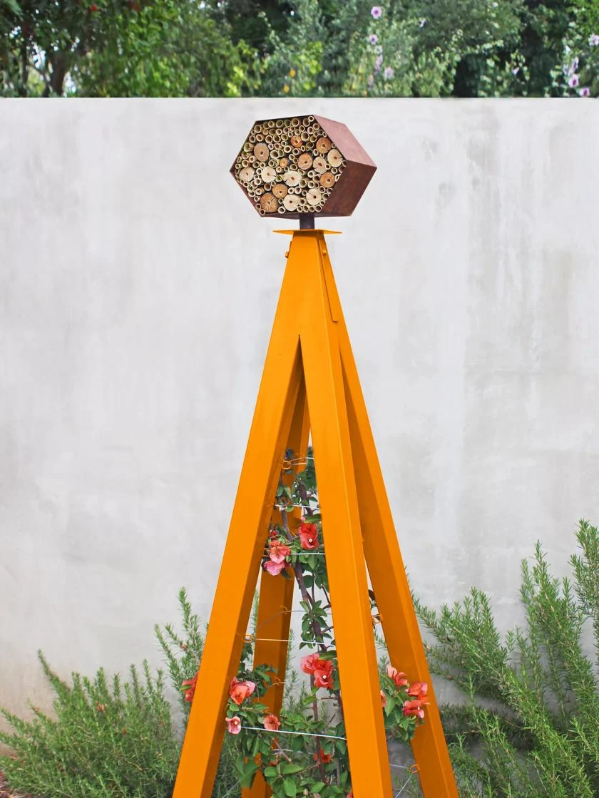 Bee Bungalow + Akoris Garden Tuteur Sr. 1 Bee Bungalow + Akoris Garden Tuteur Sr.